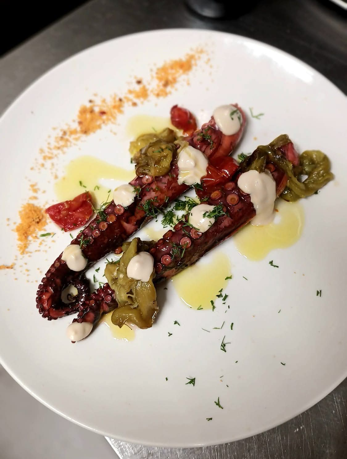 Polpo con verdure e salsa