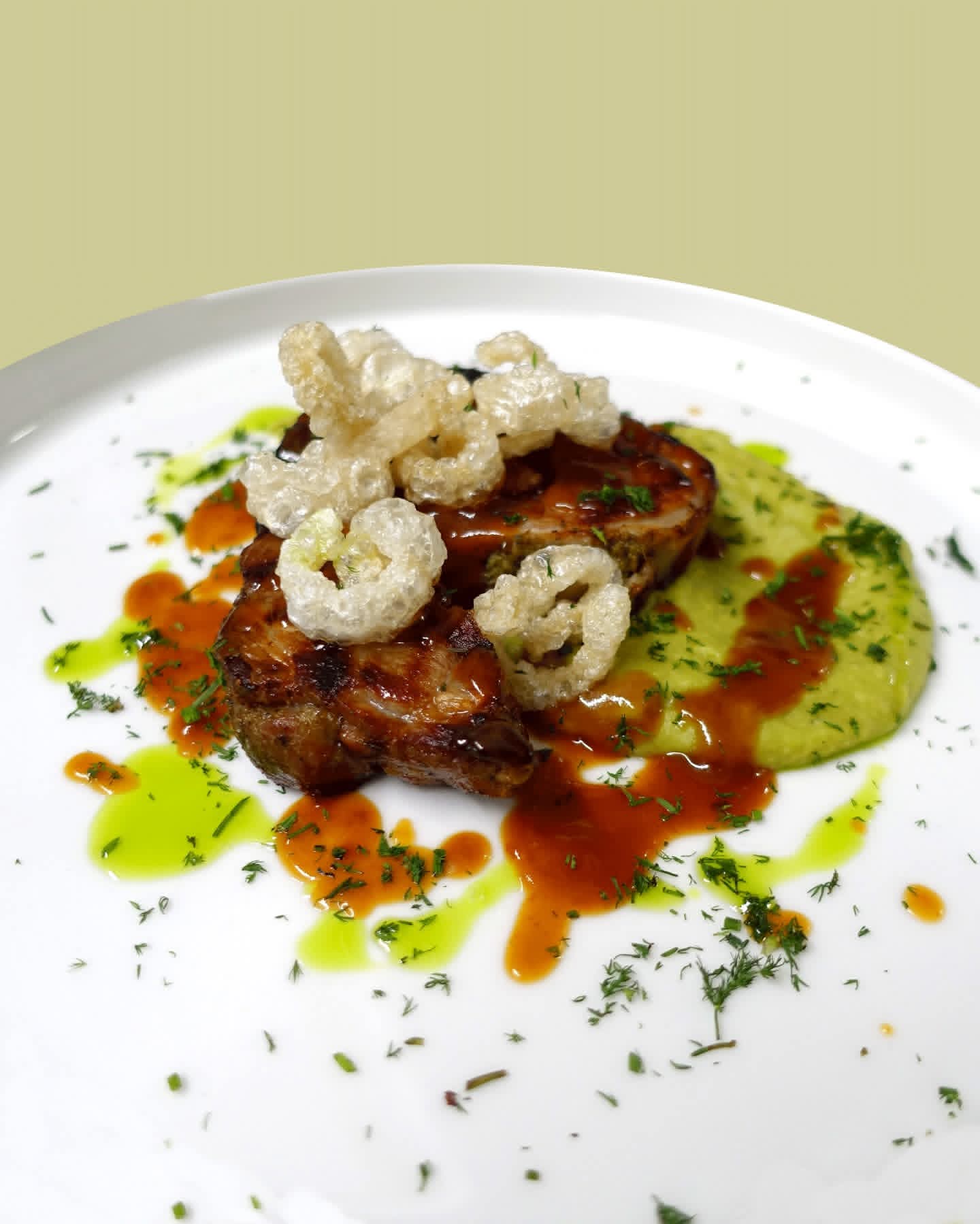 Costoletta grigliata con crema di piselli